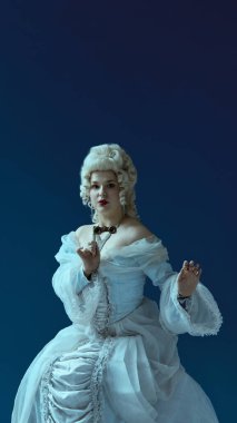 Saray entrikası. Özenle hazırlanmış barok elbisesiyle dürbünlü bir kadın. İfadesi odaklanmış ve tetikte. Kraliyet kişiliği kavramı, drama, 18. yüzyıl saray ritüelleri, klasik hikaye anlatımı..