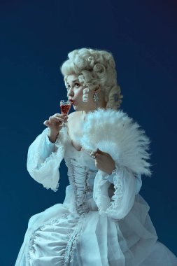 - Şerefe. Rokoko tarzı bir kadın beyaz yelpazenin çerçevelediği bir bardak likör kaldırıyor. Oyuncu karakter anlayışı, zarafet, kraliyet kadınlığı, tarihi moda, barok kutlamaları..