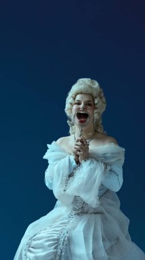 Yüksek sesli ifade. Barok soylu kadın komik bir abartıyla büyüteçten bağırıyor. Gerçeküstü karakter kavramı, tarihi parodi, klasik mizah, moda ve ironi kavramı, modern dönüm noktası..