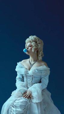 Küstah ruh hali. Genç, güzel bir kadın, pudralı peruğu olan aristokrat bir kız mavi sakız üflüyor. Ortaçağ zarafeti, modern eğilimler, sanat ve ironi, eğlenceli portre konseptiyle çakışıyor..