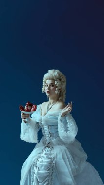 Zarif asalet. Beyaz, tarihi elbiseli kadın narlı jest, somut aristokratik sembolizm ve güzelliği simgeliyor. Tarihsel portre kavramı, ortaçağ dönemi, karakter.