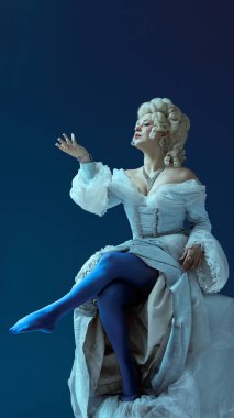 Dramatik duruş. Beyaz elbiseli, ortaçağdan kalma zarif bir kadın, jestin ortasında bacağını kaldırıyor ve asil bir güven içinde donduruyor. Tarihsel portre kavramı, ortaçağ dönemi, karakter.