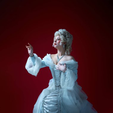 Barok özü. Tozlu bukleli zarif asil kadın koyu kırmızı arka plana tutkuyla el uzatıyor. Tarihsel portre kavramı, ortaçağ dönemi, karakter, zarafet