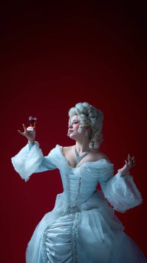 Kraliyet hoşgörüsü. Şarap kadehini kendinden emin bir şekilde tutan kadının portresi zarafet ve aristokrasi ayini sergiliyor. Tarihsel portre kavramı, ortaçağ dönemi, karakter.