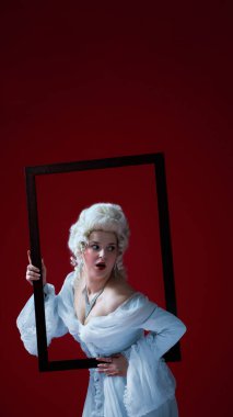 Tuvalden kaçıyorum. Barok asilzade kadın resim çerçevesinden yan yan bakıyor, mizahi ve tiyatral bir ruh hali içinde. Karakter kavramı geçmişi, sanatı ve özgürlüğü terk ediyor..