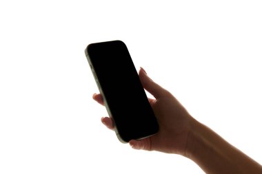 Beyaz arka planda boş, siyah ekranlı akıllı telefonu tutan. Teknoloji, iletişim, mobil cihazlar, reklamcılık, sunumlar, tasarım kavramı. Uygulama arayüzü, model