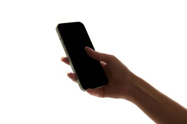 Beyaz arka planda boş siyah ekranlı modern akıllı telefonu tutan kadın. Mobil teknoloji kavramı, kullanıcı arayüzü, dijital yaşam tarzı, uygulama tasarımı, teknoloji ürünü pazarlaması. Model