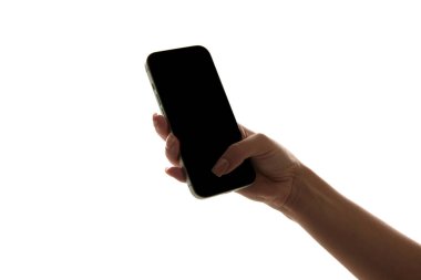 Beyaz arka planda boş ekranı olan modern akıllı telefon kullanan bir kadın. Mobil teknoloji kavramı, kullanıcı etkileşimi, dijital ekran, uygulama arayüzü modellemeleri, teknoloji ürünü fotoğrafçılığı