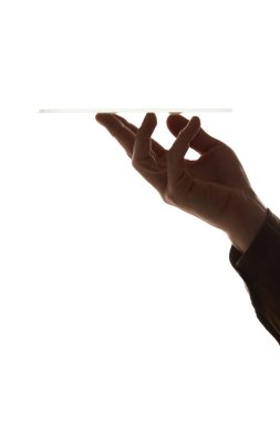 El ele tutuşma masasını ters tutarak beyaz arka planda izole edilmiş ince ve modern tasarımını gösteriyor. Teknoloji kavramı, sunum, dijital hizmetler, uygulama arayüzleri, ürün başlatma