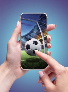 Akıllı telefondan online futbol oynayan bir kadın. Mobil spor oyunları ve dijital eğlence, spor uygulamaları, maç yayın hizmetleri. Bileşik kolaj. Spor, oyun, bahis, yarışma kavramı