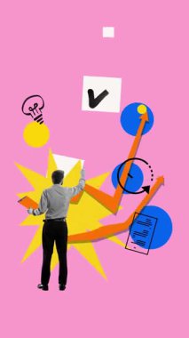 İş adamı, büyüme çizelgeleri, işaretler ve yenilik sembolleriyle çevrili görevleri işaretliyor. İş stratejisi, verimlilik, başarı, liderlik kavramı. Hareket etmeyi, animasyonu durdurun. Başarı.