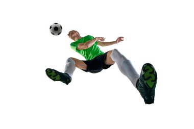Düşük açılı erkek sporcu, spor üniforması giymiş, futbol oyuncusu beyaz stüdyo arka planına karşı hareket halinde. Profesyonel spor, antrenman, turnuva, enerji kavramı. Ad