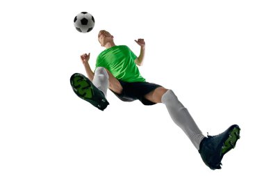 Düşük açılı erkek sporcu, spor üniforması giymiş, futbol oyuncusu beyaz stüdyo arka planına doğru atlamak için hareket ediyor. Profesyonel spor, antrenman, turnuva, enerji kavramı. Ad