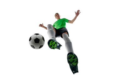 Düşük açılı odaklanmış bir adam, spor üniforması giymiş, futbol oyuncusu beyaz stüdyo arka planına karşı yoğun bir şekilde salya akıtıyor. Profesyonel spor, antrenman, turnuva, enerji kavramı. Ad