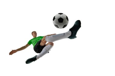 Düşük açılı odaklanmış bir adam, spor üniforması giymiş, futbolcu beyaz stüdyo arka planına karşı savunma oyuncusu. Profesyonel spor, antrenman, turnuva, enerji kavramı. Ad