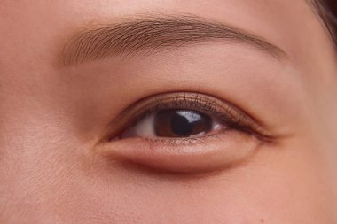 Kusursuz cilt bakımı yapan Asyalı genç bir kadın minimalist makyajlı, yüz estetiği, günlük cilt bakımı ve sağlıklı güzellik alışkanlıkları üzerine kampanyalar için mükemmel. Doğal kadın güzellik konsepti