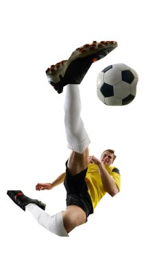 Genç adam, futbolcu beyaz arka plana karşı enerjik kesme stili tasarımla havada güçlü bir tekmeye atlıyor. Spor anlayışı, rekabet, turnuva, oyun. Dikey yerleşim