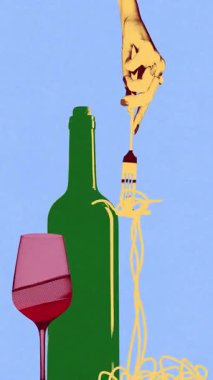 Elinde spagetti ve çatal, yanında yeşil şarap şişesi ve mavi arka planda kırmızı şarap kadehi var. Hareket etmeyi, animasyonu durdurun. İçki, şarap, şarap kültürü, şarap ve akşam yemeği kavramı, kutlama