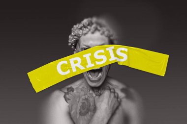 Sarı CRISIS bandı ile kaplanmış duygusal ifadeli çığlık atan adam çöküşü ve kişisel umutsuzluğu simgeliyor. Ekonomi kavramı, ekonomik kriz, iş kaybı, belirsizlik. Kavramsal tasarım