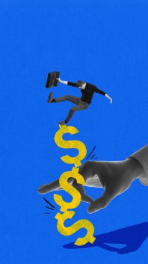 Evrak çantalı bir adam ekonomik çöküşte sarı dolar sembolleri istiflendikten sonra düşer. Kavramsal tasarım. Ekonomi, durgunluk, para birimi devalüasyonu, enflasyon kavramı. Fotokopi etkisi