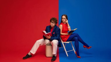 Kadın ve erkek ciddi bir ifadeyle kitap okuyorlar. Kırmızı ve mavi arkaplan üzerinde derin bir işleme dalmışlar. İnsan duyguları, ilişkisi, yaşam tarzı kavramı