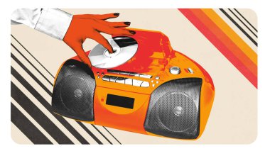 Retro çizgilere karşı açık tepsiye elle yerleştirilmiş turuncu stereo sistem. Retro, nostalji, y2k tarzı, poster. Fotokopi etkisi