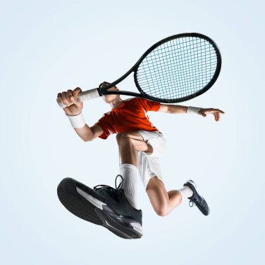 Tenisçi beyaz stüdyo arka planına güçlü bir vuruşla saldırırken raketin altından perspektif. Spor, oyun, turnuva, pratik, gençlik kavramı