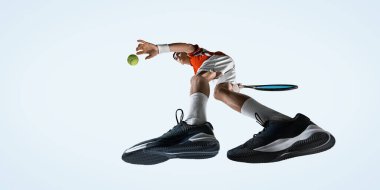 Düşük açıdan güçlü servis, havada uçan tenisçi beyaz stüdyo arka planına çarpmaya hazır. Spor, oyun, turnuva, pratik, gençlik kavramı