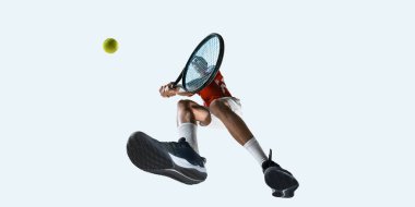 Tenisçi yan gözle görünür ayakkabı tabanı ile sallanıyor ve beyaz stüdyo arka planına karşı güç uyguluyor. Konsantre erkek oyuncu. Spor, oyun, turnuva, pratik, gençlik kavramı