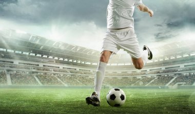 Taraftarlarla dolu 3D stadyumdaki açık hava maçında beyaz üniformalı futbolcunun topa vuruşunun görüntüsü. Spor, rekabet, turnuva, enerji, hareket kavramı