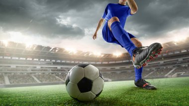 Fırtınalı havalarda, mavi üniformalı futbolcu sert bir şekilde topa vuruyor. Üç boyutlu stadyum. Spor kavramı, rekabet, turnuva, güç, hareket