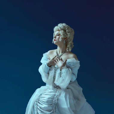 Dramatik sessizlik. Pudralı peruk takmış asil bir kadın ve el ele tutuşan mavi bir elbise. Duygusal yoğunluk, zarafet, tarihi sembolizm, moda, aristokratik kadınlık kavramı.