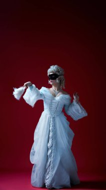 Mahkeme güvencesi. Uzun, kaliteli bir elbise giymiş, yelpaze takmış, maskeli bir kadın. Tarihsel portre kavramı, güç, parti, karnaval, fantezi