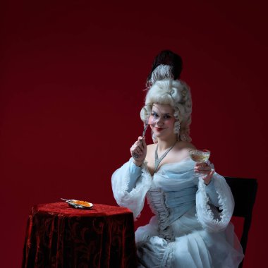 Şık bir tost. Asil bir bayan elinde şampanya ve kırmızı arka planda alaycı bir gülümsemeyle cam büyüteç tutuyor. Sınıf parodisi, rokoko imajı, kutlama, statü, moda, kadınlık kavramı