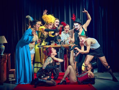 Eğlenmek, içmek, makyaj masasının etrafında poz vermek anlamlı yüzler, tüyler, şapkalar, klasik kıyafetler. Kabare partisi kavramı, mizah, yaşam tarzı, burlesk, retro, kutlama, performans.