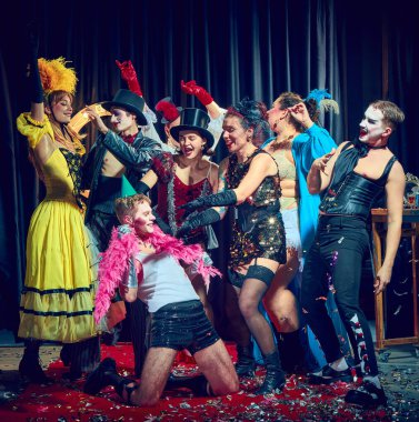 Oyuncu kabare grubu parti, karakter, tüy, boa ve gösterişli neşe ile parıltı giyiyor. Kabare, gösteri, retro kutlama, sirk, mizah, topluluk, makyaj, performans, kostüm kavramı
