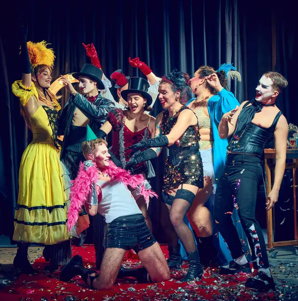 Oyuncu kabare grubu parti, karakter, tüy, boa ve gösterişli neşe ile parıltı giyiyor. Kabare, gösteri, retro kutlama, sirk, mizah, topluluk, makyaj, performans, kostüm kavramı