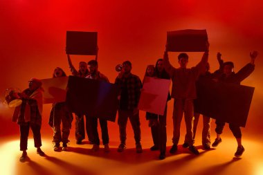 Çeşitli insanlar, aktivistler bağırıyor ve kırmızı neon sis içinde yumrukları ve megafonlarıyla işaretler tutuyorlar. Acil protesto, sosyal huzursuzluk, göç direnişi, haklar için mücadele, yardım çağrısı.