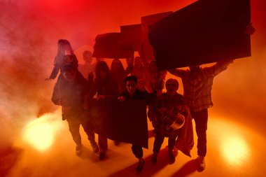 Kızgın kalabalık kırmızı neon ışıklarının içinden yürüyüp, ellerinde karanlık protesto işaretleri ve bağırışlarla ilerliyorlar. Acil direniş kavramı, kriz sosyal meseleler, protesto, sivil gerginlik, isyan
