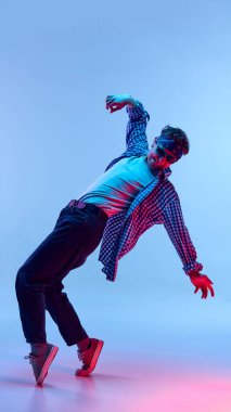 Genç dansçı, güneş gözlüğü takıp yan yana kıvrılıyor. Neon ışıkta, arka plandaki eğime karşı duruyor. Yorgun hissediyorum. Müzik, denge, hareket, gençlik, enerji kavramı. Ad
