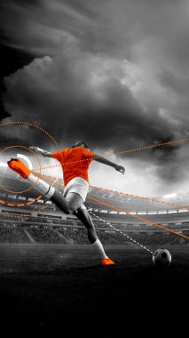 Turuncu formalı kadının arka görüntüsü stadyum sahası boyunca görsel veri akışında güçlü bir hareketle futbol topunu vuruyor. Sanat tasarımı. Poster. Profesyonel spor kavramı, şampiyonluk. Ad