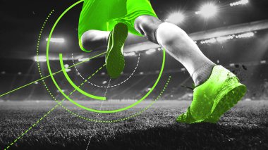 Parlak yeşil elbiseli bir atlet ıslak çimen stadyumunda koşuyor. Dijital yeşil aksanlı ayak izlerini takip ediyor. Modern sanat tasarımı. Sepia. Profesyonel spor anlayışı, kutlama, oyunlar, etkinlikler