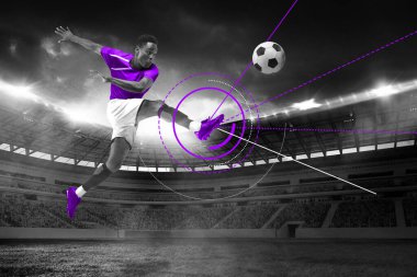 Mor gömlekli oyuncudan güçlü bir tekme canlı dijital mor çizgilerle topu fırlatıyor. Kavramsal sanat kolajı. Profesyonel spor konsepti, şampiyonluk, oyunlar, etkinlikler, fütüristik, zafer