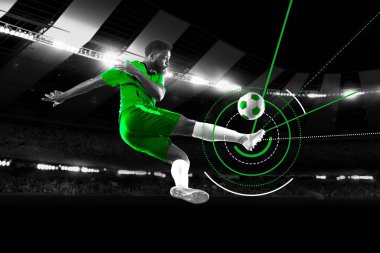 Yeşil üniformalı atlet, dinamik hareket takip çemberleriyle havada tekme atıyor. Monokrom stadyum. Kavramsal sanat tasarımı. Profesyonel spor kavramı, rekabet, oyunlar, etkinlikler