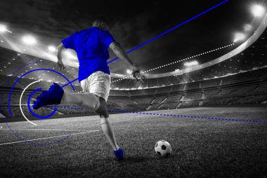 Koyu mavi giyen futbolcu, tek renkli filtrede stadyumdaki lineer hareket grafikleriyle topu uzaktan tekmeliyor. Kavramsal sanat tasarımı. Profesyonel spor anlayışı, kutlama, oyunlar, etkinlikler