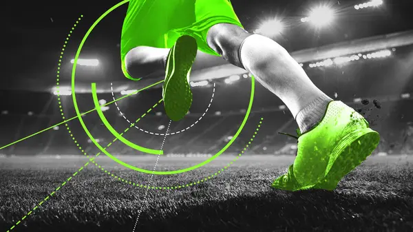 Parlak yeşil elbiseli bir atlet ıslak çimen stadyumunda koşuyor. Dijital yeşil aksanlı ayak izlerini takip ediyor. Modern sanat tasarımı. Sepia. Profesyonel spor anlayışı, kutlama, oyunlar, etkinlikler