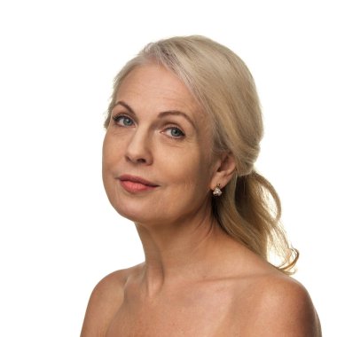 50 'li yaşlarda zarif bir kadın portresi, kendine güvenen bir ifade ve yumuşak makyajla, zarafetle ve rahat bir ifadeyle beyaz arka plana bakıyor. Olgun güzellik kavramı, deri araba, yaşlanmayı önleme.