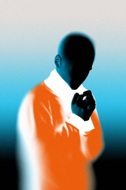 Koyu renk siluet, elleri göğsüne yakın, mavi ve turuncu arkaplan üzerinde. Fütürizm kavramı, iç dünya, dijital sürrealizm. Şekillendirilmiş sanat kolajı.