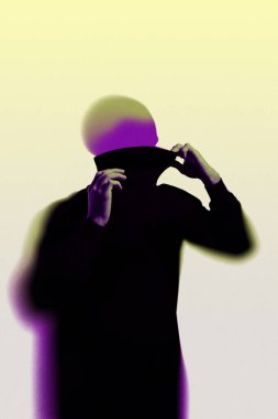 Koyu renk siluet, yüksek yakalı, parlak mor ve yeşil başlı, açık sarı arkaplanlı. Sürrealizm kavramı, dijital görsel sanat. Çağdaş tasarım.