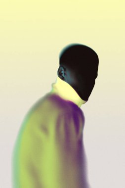 Omzunun üzerinden bakan koyu renk erkek silueti, parlak yeşil ve mor yüz ve boyunla açık sarı arkaplan üzerinde. Kimlik kavramı, gerçeküstü portre. Çağdaş dijital sanat.